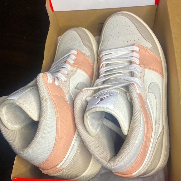 Air Jordan 1 Mid 'Milan' • US M 8 (Equivalent to US W 9.5) - Picture 7 of 11